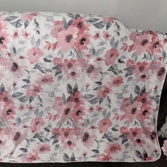 Baby girl  blanket  used once in great condition - Picture 2 of 3